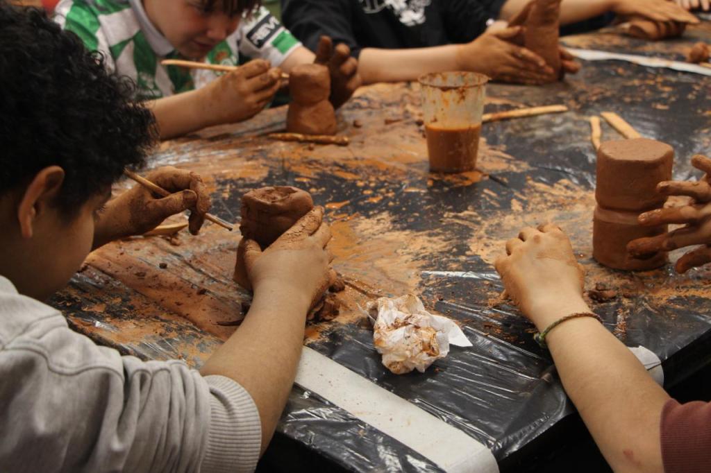 Estudiantes trabajando con la arcilla EDART APD