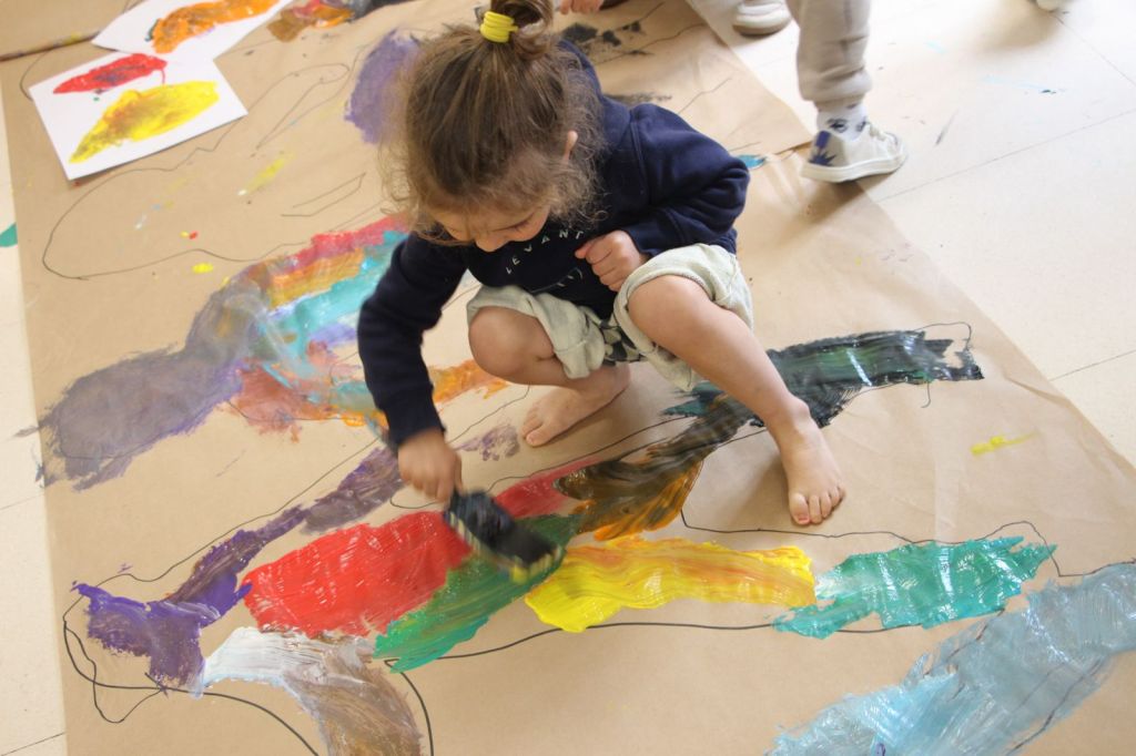 Niña pintando en el suelo, EDART APD