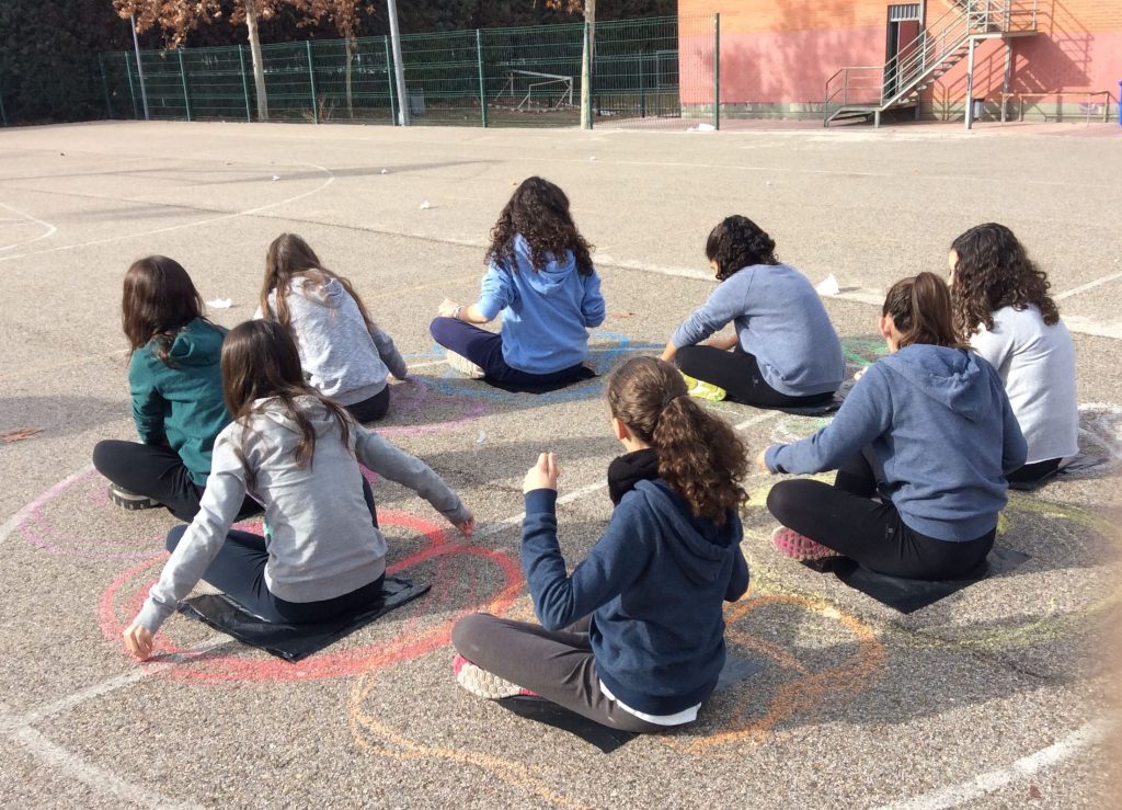 Estudiantes aprendiendo en el exterior EDART APD